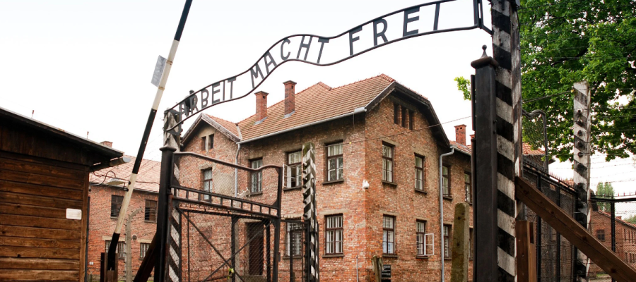 Facebook usuwa zdjęcia z Auschwitz: Sztuczna inteligencja popełnia błąd